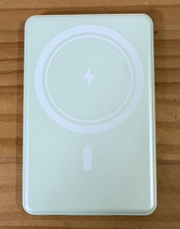 ライトグリーンの8000mAhマグネット式モバイルバッテリー本体。中央にMagSafe対応のワイヤレス充電リングがある正面
