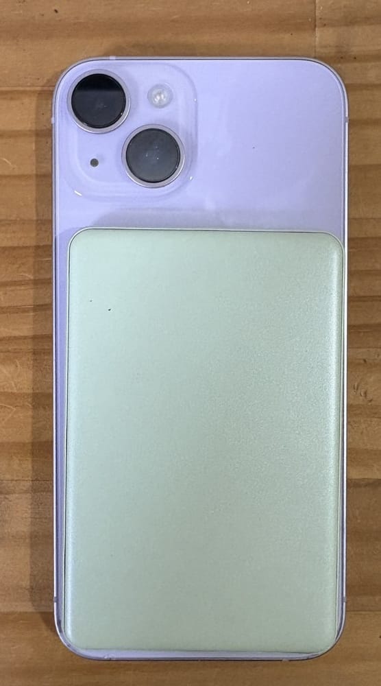 iPhoneの背面にマグネットで貼り付けたモバイルバッテリー。ケーブルなしで背面にぴったり固定できている