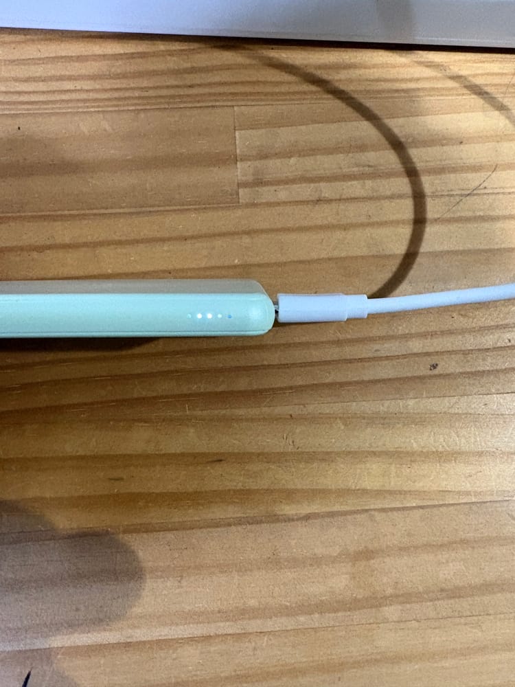 モバイルバッテリーの側面。薄型でType-C端子による有線充電にも対応し、側面のLEDインジケーターで残量が確認できる